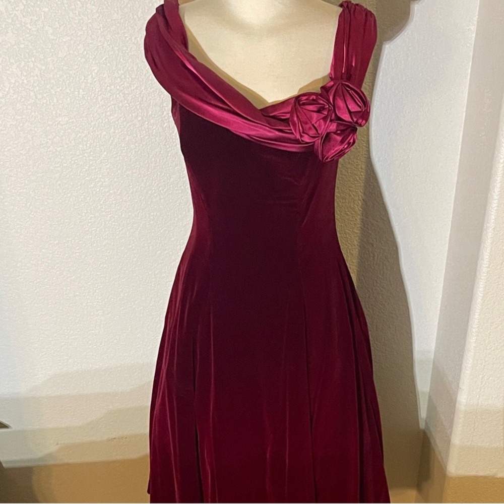 Chic Velvet Midi Dress in Rich Burgundy